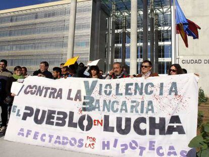 Personas afectadas por procedimientos de desahucio y miembros de la Plataforma de Afectados por la Hipoteca durante una protesta.
