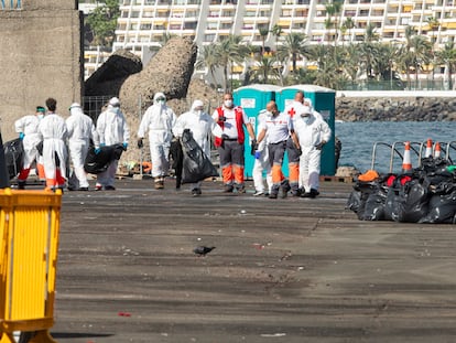 Operarios durante el desmantelamiento del campamento del Puerto de Arguineguín.