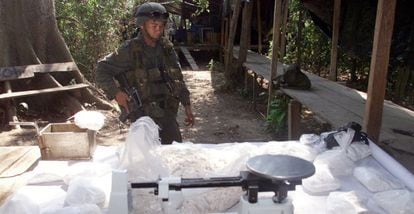 Un soldado en un laboratorio clandestino en Colombia en 2012.
