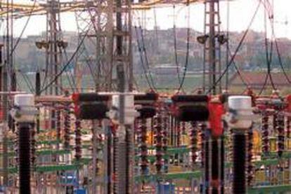 Las eléctricas presionan para evitar el monopolio de la red de alta tensión de REE