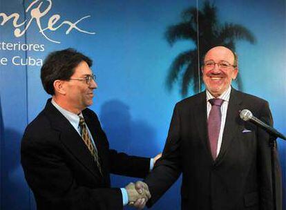El ministro de Exteriores de Cuba, Bruno Rodríguez (izquierda), y el comisario de Cooperación de la UE, Louis Michel, ayer en La Habana.