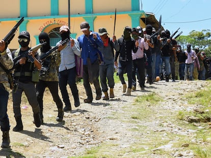 Integrantes del nuevo grupo de autodefensas denominado "El Machete", que pretende combatir a los grupos criminales en la comunidad indígena Tzotzil San José Tercero, desfilan durante su presentación en el municipio de Pantelhó, Chiapas.