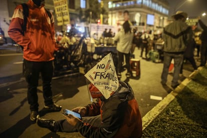 Los hinchas de Pedro Castillo aguardan los resultados electorales de la noche del miércoles frente a la sede de su campaña en Lima (Perú).