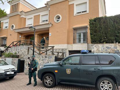 Un agente de la Guardia Civil vigila en el registro de una vivienda en Marbella durante una operación policial contra el blanqueo de capitales procedente del narcotráfico, el pasado febrero.