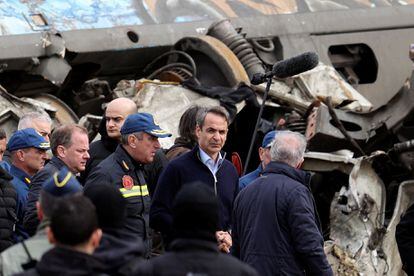 El primer ministro griego, Kyriakos Mitsotakis, visitó el lugar del siniestro.  Mitsotakis declaró este miércoles duelo nacional de tres días por las víctimas de la colisión.