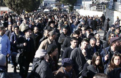 Una multitud de personas se concentran durante los funerales de los cuatro judíos muertos en una calle de Jerusalén.