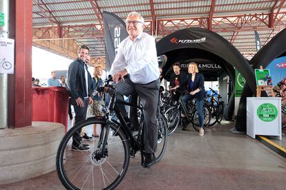 El alcalde de Valencia, Joan Ribó, conduce una bici en la feria de ciclismo urbano que abrió este viernes sus puertas en el Tinglado 2 del puerto.