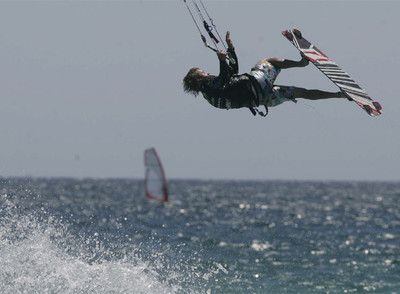 Un participante del campeonato de España de kitesurf celebrado el pasado seis de julio en Tarifa, Cádiz.