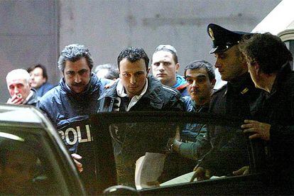 Policías italianos detienen a Ciro di Lauro, hijo del jefe mafioso de la Camorra napolitana Paolo di Lauro.