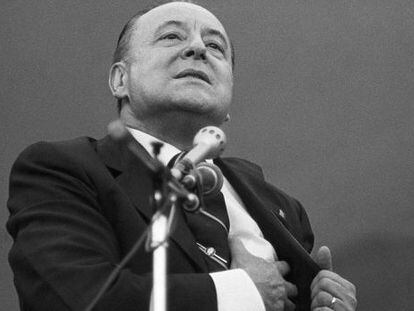 El dirigente ultraderechista Blas Pi&ntilde;ar, en la celebraci&oacute;n del 18 de julio en la plaza de toros de Aranjuez (Madrid), en 1981. 