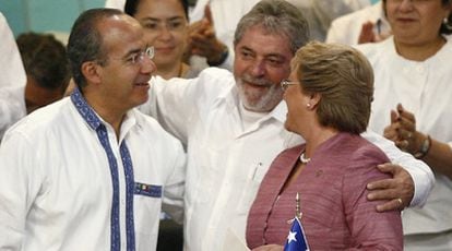 El presidente brasileño (en el centro), junto a la presidenta de Chile Michelle Bachelet y el dirigente mexicano Felipe Calderón.