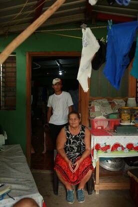 Joshuar con su abuela, Yolanda, en la terraza techada de la casa, que hace las veces de tienda. 