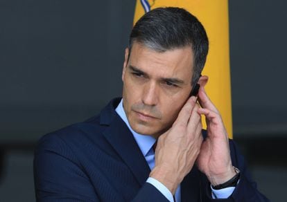 Pedro Sánchez habla por teléfono Siauliai, Lituania, en julio de 2021.