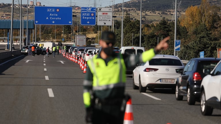 Agentes de Guardia Civil realizan un control en la AP-6, entre Castilla y León y Madrid, este viernes.