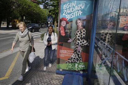 Un marquesina de autobús en Rentería, este sábado, con publicidad de una campaña municipal que destaca la diversidad de identidades y culturas del pueblo.