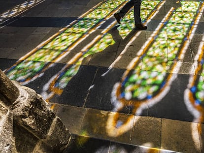 Reflejos de las vidrieras de colores en el suelo del claustro de la catedral de Burgos.