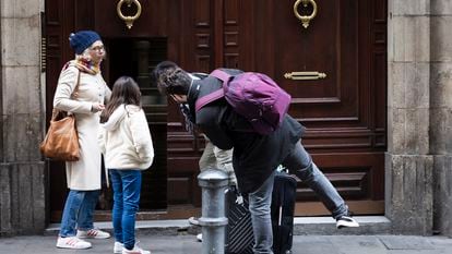 Turistas saliendo y entrando de la finca de la calle Ample de Barcelona donde hay alojamientos turísticos ilegales y cuyo dueño ha sido multado por el Ayuntamiento con 420.000 euros, este miércoles.