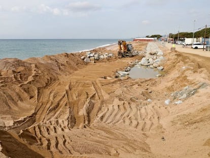 Obres per reparar els efectes del temporal a Malgrat de Mar.