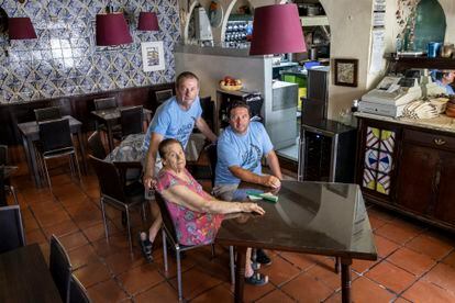 Los hermanos Bernardo (izquierda) y Carlos Sarrión, con la madre de ambos Ana Aranguren, en el restaurante La Lluna de Valencia, el pasado verano.