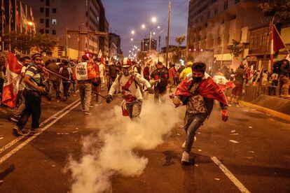 Cientos de manifestantes, a favor de Pedro Castillo y en contra del Congreso, se manifiestan en las calles del centro, el 11 de diciembre, en Lima (Perú).