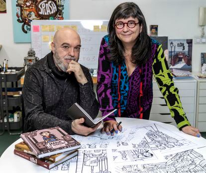 Los autores de cómic Cristina Durán y Miguel Giner en su estudio, emplazado en Benetússer (Valencia). 