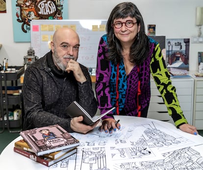 Los autores de cómic Cristina Durán y Miguel Giner en su estudio, emplazado en Benetússer (Valencia).