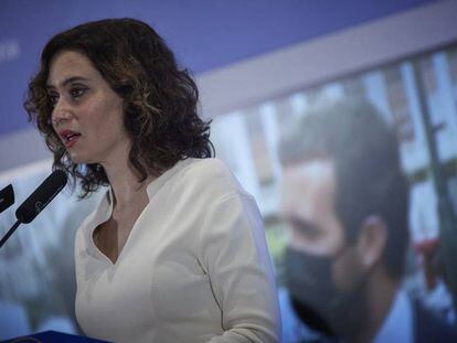 La presidenta de la Comunidad de Madrid, Isabel Díaz Ayuso, con el líder del PP, Pablo Casado, en la pantalla.
