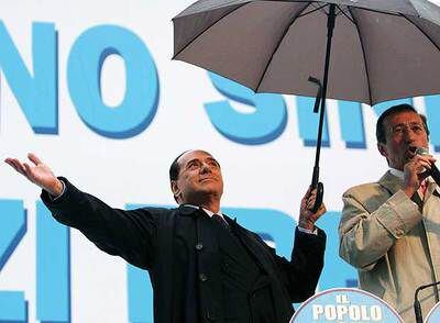 Berlusconi, primer ministro electo de Italia, en un acto electoral para apoyar al candidato a la alcaldía de Roma, Giovanni Alemmanno (derecha) ayer en la plaza Navona de Roma.