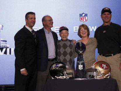 El entrenador de los Raves John Harbaugh junto a su hermano, Jim Harbaugh técnico de los 49ers posan junto a su familia.