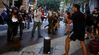 La policía se enfrenta a manifestantes de extrema derecha que reclaman políticas contra la inmigración más duras, en Santiago de Chile a principios de marzo.