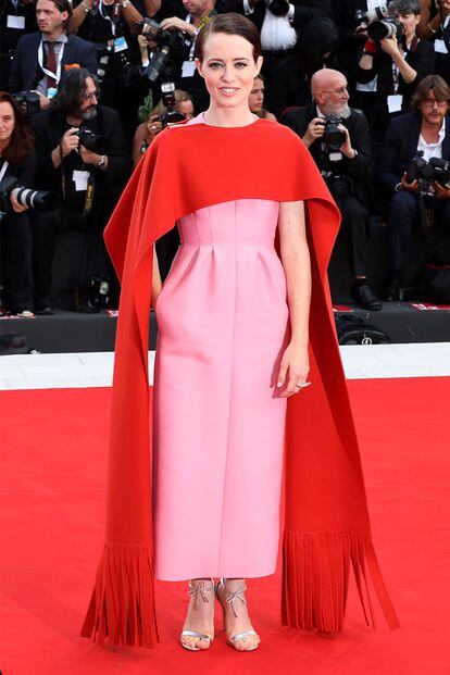 La protagonista de The Crown interpreta junto a Ryan Gosling uno de los papeles principales de First Man. Claire Foy apostó por un vestido alta costura de Valentino para posar en la alfombra roja.