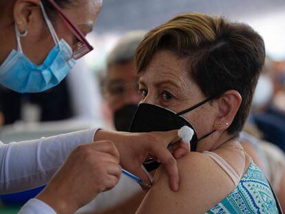 Una mujer recibe la vacuna de AstraZeneca en el estadio olímpico de Ciudad de México.