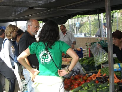 El fundador del Observatorio de la Sostenibilidad de España, Domingo Jiménez Beltrán, en un puesto de fruta en 2007.