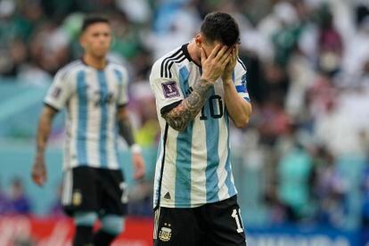 Leo Messi reacciona después de perder una oportunidad durante el partido de fútbol del grupo C de la Copa Mundial entre Argentina y Arabia Saudita en el Estadio Lusail en Lusail, Qatar.