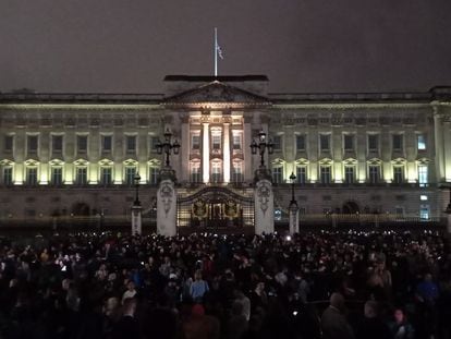 Miles de personas se han acercado este jueves a las verjas del palacio de Buckingham tras conocerse el fallecimiento de la reina Isabel II