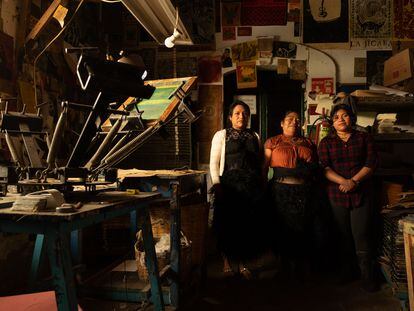 Petra Hernández, Alicia Hernández y Carmen Sánchez en el Taller Leñateros, en San Cristóbal de las Casas.