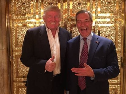 El presidente de EE UU, Donald Trump, con el líder eurófobo Nigel Farage en el edificio Trump, en Nueva York.