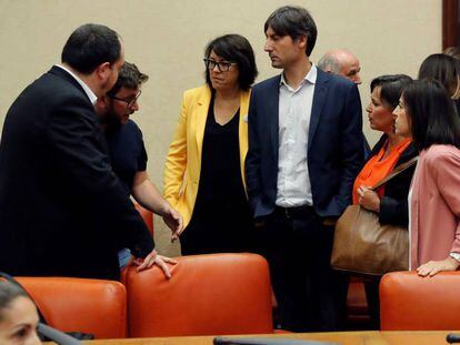 En la imagen, Miguel Urban, de Podemos (segundo por la izda.); Diana Riba (centro) y Jordi Solé (tercero por la derecha), de ERC; Pernando Barrena (izquierda), de Bildu, y Ana Miranda (derecha), de BNG, que integran la delegación de Ahora Repúblicas, tras el acto. 