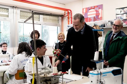 El Rey Felipe VI durante su visita al IES Ramón y Cajal, de Zaragoza, el 11 de enero de 2023.