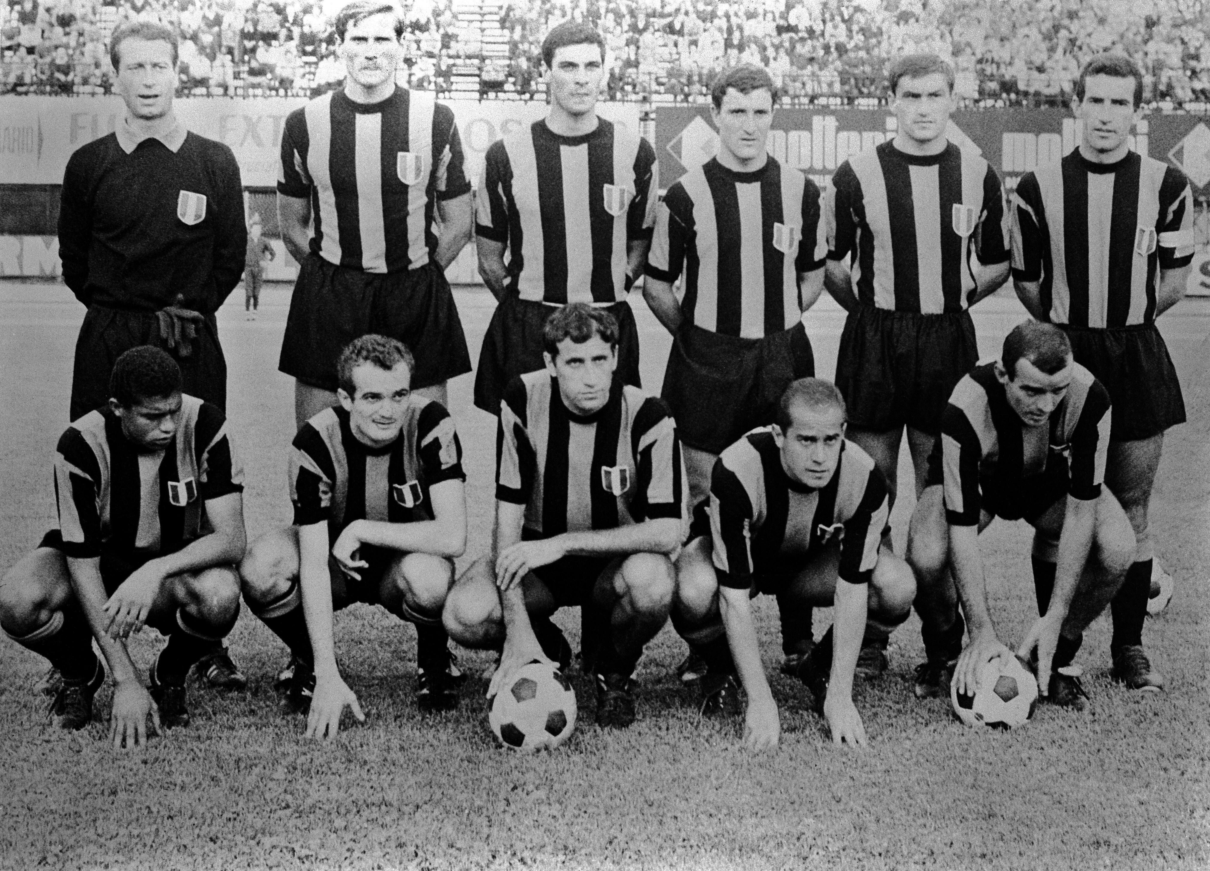 Luis Suárez, segundo de abajo por la izquierda, en un partido del Inter de Milan contra el Varese, en el año 1965.