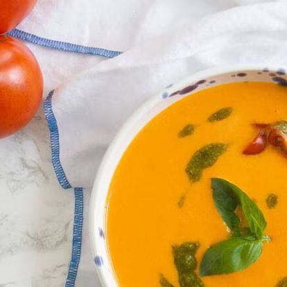 Mira qué pinta tiene esta sopa fría de tomate y mascarpone con pesto