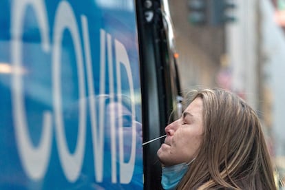 A woman undergoes a COVID screening test this Monday in New York.