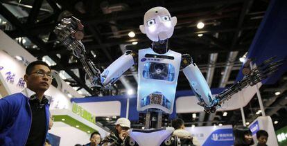 Un robot expuesto en una conferencia sobre robots en Pek&iacute;n, China.