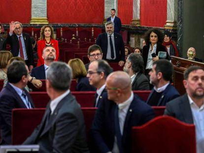El presidente de la Generalitat, Quim Torra, saluda a los acusados del 'procés', en el Tribunal Supremo.