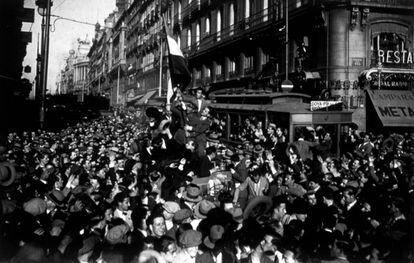 Proclamaci&oacute;n de la Segunda Rep&uacute;blica en la Puerta del Sol de Madrid el 14 de abril de 1931. 