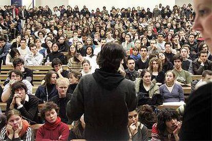 Asamblea de estudiantes en huelga en la universidad parisina de Jussieu.