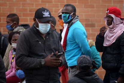 Algunas personas protestan en Soacha (Colombia) por no tener un lugar para vivir en medio de la pandemia.