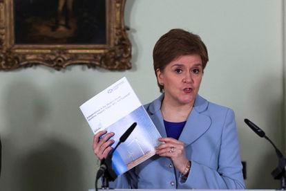 La ministra principal de Escocia, Nicola Sturgeon, presenta este martes en Edimburgo el primer documento en defensa de la independencia.