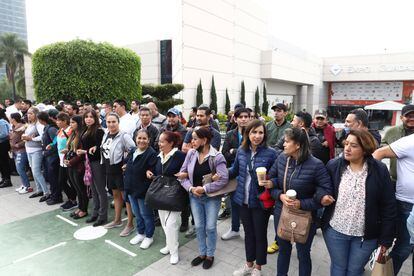 Personal de la Universidad de Guadalajara hacen una valla humana  para impedir el ingreso de manifestantes durante la inauguración de la Feria.