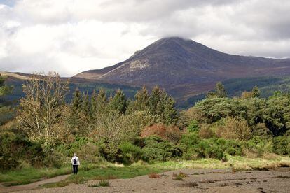 <a href="https://www.visitarran.com" target="_blank">Arran</a> es la mayor de las islas del fiordo de Clyde, en la costa oeste de Escocia. Con una superficie de 431 kilómetros cuadrados y una población de cerca de 4 600 personas, sus paisajes cambian drásticamente de norte a sur a lo largo de sus 32 kilómetros: al norte, abruptos y montañosos; al sur, mucho más suaves. ¿Es Arran el místico Ávalon de la leyenda artúrica, el país de la reina de las hadas? Contemplando sus mágicos círculos de menhires no cuesta nada imaginarlo.